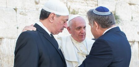 Papa Francesco al Muro del Pianto con Abraham Skorka e Omar Abboud (Vatican Media).