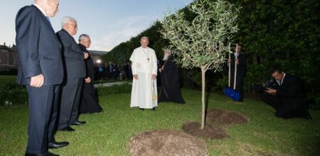 Papa Francesco e i Presidenti Shimon Peres e Mahmoud Abbas nei Giardini Vaticani