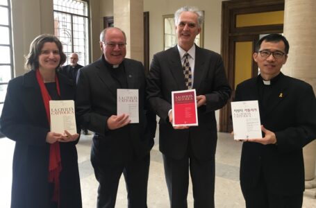 I 4 editori con le versioni, da sinistra a destra, in francese, inglese, spagnolo e coreano.
