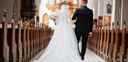 Wedding couple in a catholic church. Foto: iStock/ASphotowed