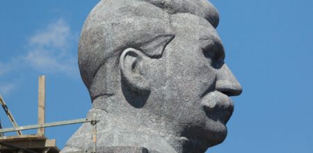 Huge head of Soviet dictator Joseph Stalin- Foto: iStock/wrangel