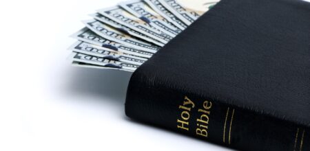 A Bible and Money. Foto: iStock/pamela_d_mcadams