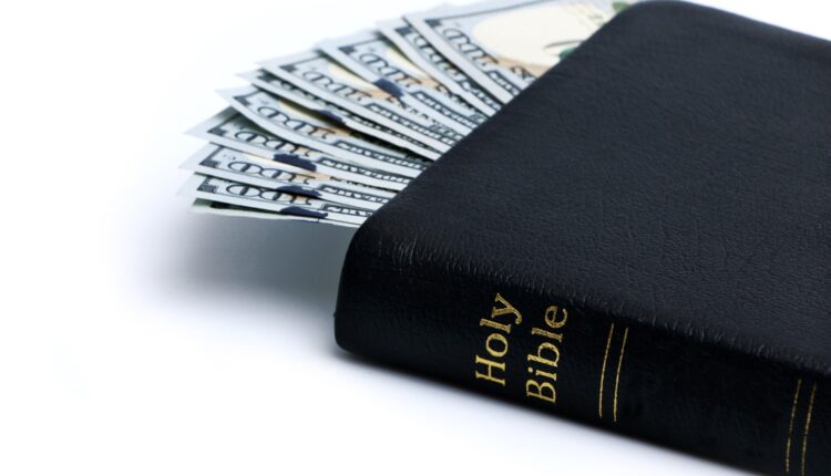 A Bible and Money. Foto: iStock/pamela_d_mcadams