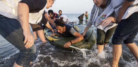 Kos, Greece - October 11, 2015: Volunteer are giving a hand to the immigrants from Afghanistan who arrived to Kos island from Turkey on a dinghy boat. Foto: iStock/nielubieklonu