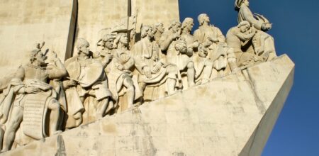 Lisbon, Portugal - Detail on figures on side of Monument of Discoveries. Foto: iStock/Lubo Ivanko