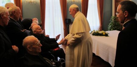 Papa Francesco saluta i gesuiti irlandesi. Foto: Brandon McManus