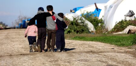 Syrian children hugging. Foto: iStock/Cloverphoto