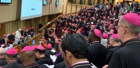 La preghiera all'inizio della seconda giornata del Sinodo sui giovani. Foto: Antonio Spadaro