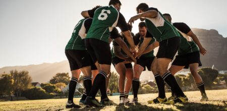 Rugby team putting their hands together after victory (Foto: iStock/jacoblund).