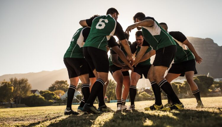 Rugby team putting their hands together after victory (Foto: iStock/jacoblund).