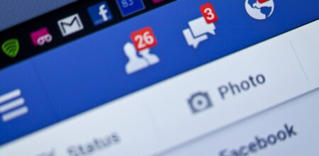 10 facebook notifications on a smart phone. Foto: iStock/JaysonPhotography