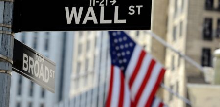 Wall Street sign, downtown Manhattan, New York City. Foto: iStock/robertcicchetti