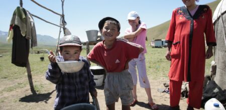 Valley Susamyr, Chuy Region, Kyrgyzstan. Children of cattle breeders. Foto: iStock/Vladimir_Pirogov312