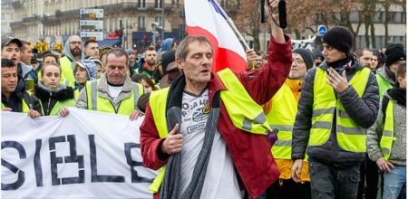 Una manifestazione dei "gilet gialli" (Flickr/Patrice CALATAYU)