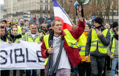 Una manifestazione dei "gilet gialli" (Flickr/Patrice CALATAYU)