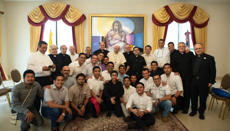 Papa Francesco con i gesuiti del Centro America (foto: Francesco Sforza)