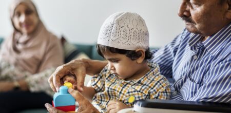 Muslim family relaxing and playing at home. (iStock/rawpixel)