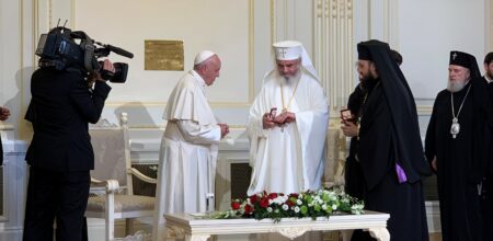 Papa Francesco e il Patriarca di Romania, Daniel (foto: Antonio Spadaro)