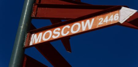 Direction sign to Moscow (iStock/Mariya-Chulkova)