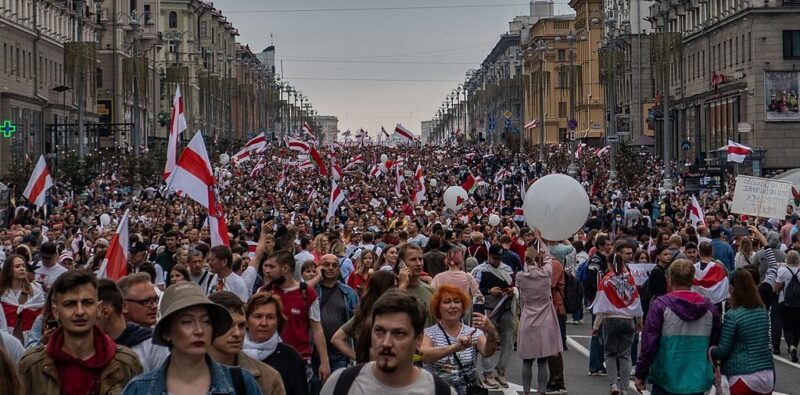 La «rivoluzione» bianco-rossa della Bielorussia