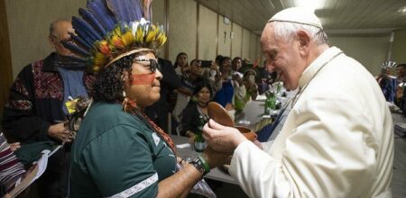 Papa Francesco e una donna indigena