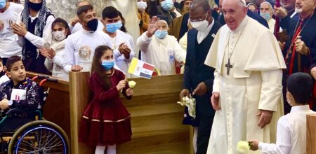 Papa Francesco entra nella cattedrale dell’Immacolata Concezione a Qaraqosh