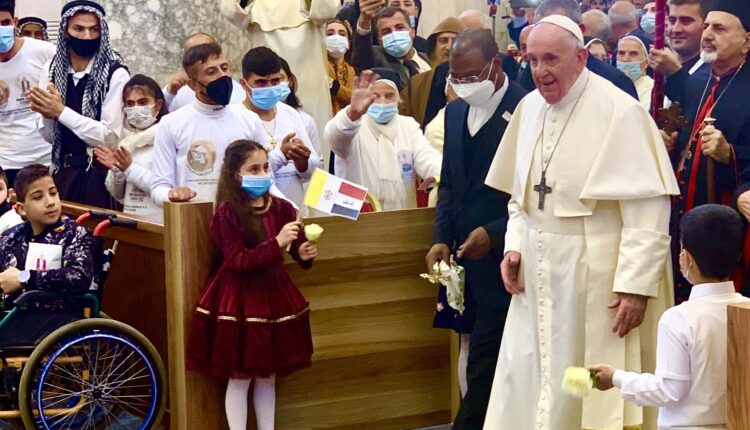 Papa Francesco entra nella cattedrale dell’Immacolata Concezione a Qaraqosh