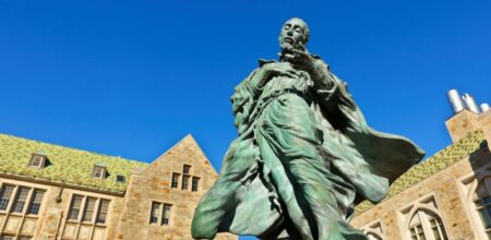 La statua di s. Ignazio di Loyola del Boston College.