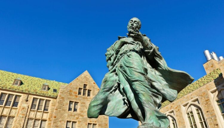 La statua di s. Ignazio di Loyola del Boston College.