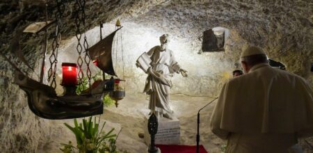 Papa Francesco nella grotta di san Paolo a Malta