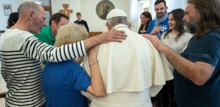 Papa Francesco durante l’udienza con l’associazione Lazare.