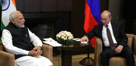 Il primo ministro indiano Narendra Modi durante un meeting con il presidente russo Vladimir Putin a Sochi (Russia) nel maggio 2018.