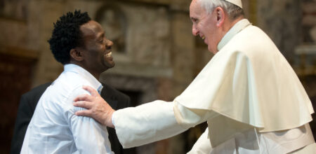 Papa Francesco con un rifugiato accolto dal Centro Astalli (foto: centroastalli.it)