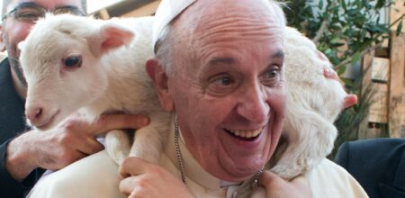 Papa Francesco con un agnello sulle spalle.