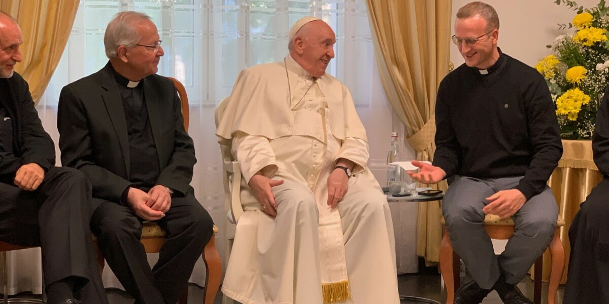 “Liberare i cuori dall’odio”. Papa Francesco incontra i gesuiti della Regione russa