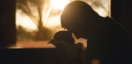 Un neonato con il suo papà.