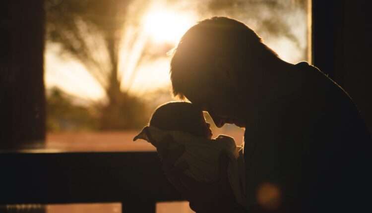 Un neonato con il suo papà.