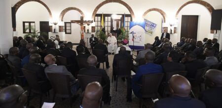 Un momento dell’incontro tra papa Francesco e i gesuiti della Rdc.