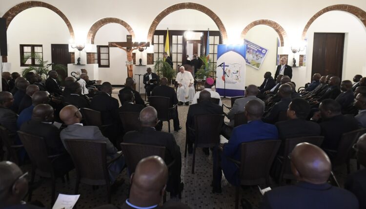 Un momento dell’incontro tra papa Francesco e i gesuiti della Rdc.