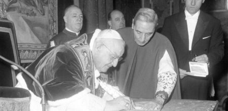 Giovanni XXIII firma bolla di indizione del Concilio Vaticano II