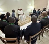 Un momento dell’incontro tra papa Francesco e i gesuiti del Sud Sudan.