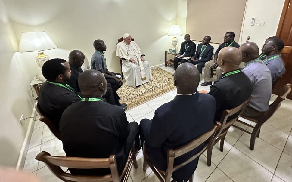 Un momento dell’incontro tra papa Francesco e i gesuiti del Sud Sudan.