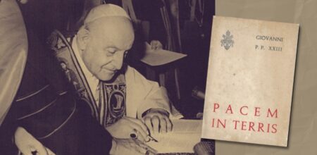 Giovanni XXIII firma la sua “Pacem in terris” (11 aprile 1963).