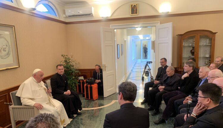 Un momento della conversazione di papa Francesco coi gesuiti ungheresi (foto: Antonio Spadaro)