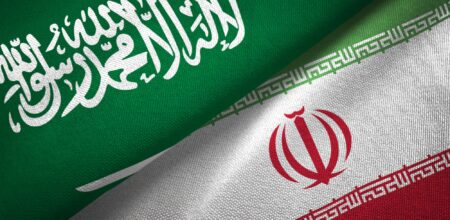 Le bandiere di Iran e Arabia Saudita.