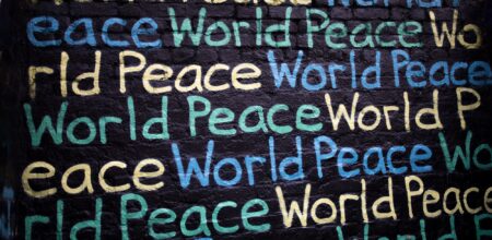 Una lavagna con le parole "World Peace"