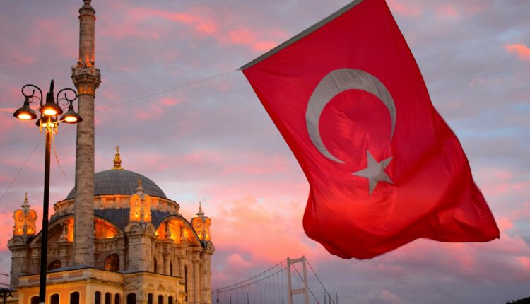 Santa Sofia e la bandiera della Turchia.