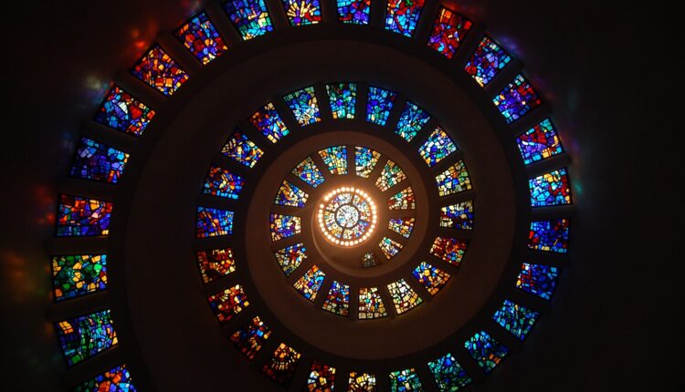 una vetrata colorata.