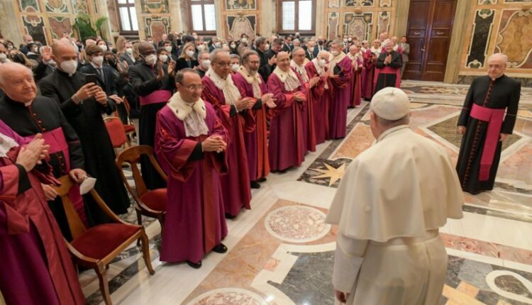 Papa Francesco nell'udienza agli officiali del Tribunale della Rota Romana per l'inaugurazione dell'Anno Giudiziario 2021.