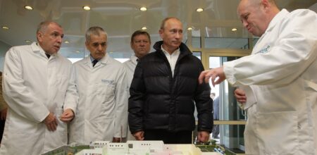 Vladimir Putin con Yevgeny Prigozhin (a destra).